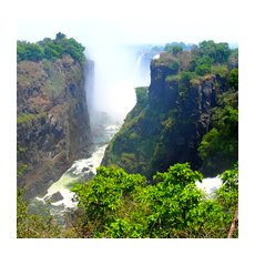 Естественный водопад – отличное место для экологического туризма
