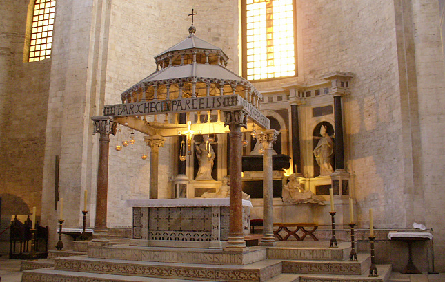 базилики Святого Николая внутри