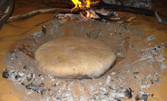 Лепешка на огне в кухне Туниса