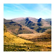 Горные пейзажи типичны для Королевства Лесото