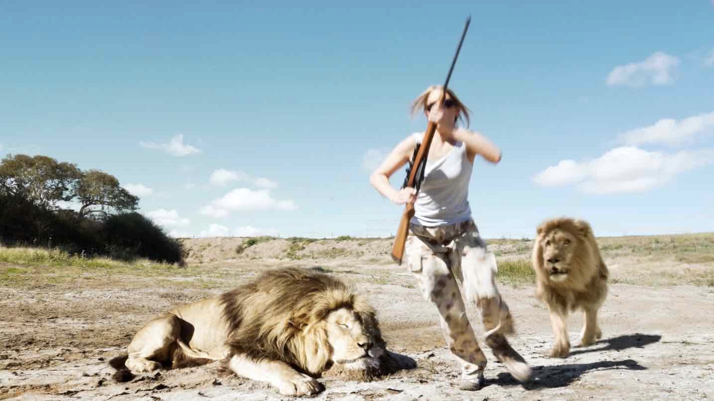 Лев напал на двух охотников