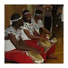 Песни про Африку исполняются с народными инструментами
