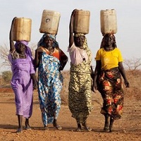 Африканские женщины в водяном рабстве
